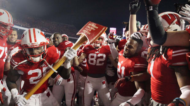 Melvin Gordon and teammates celebrate winning Paul Bunyan's Axe at Camp Randall Stadium.